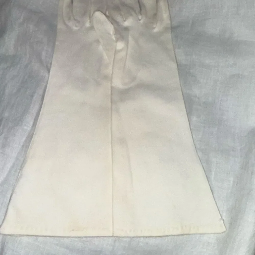 1950s French Doeskin Kid Leather Opera Gloves 13.5” Ivory Old Hollywood Collecto